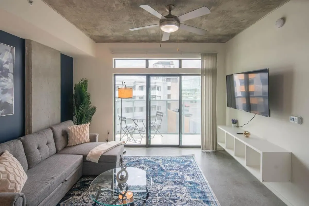 Stylish 1Bd - Central Downtown - Gym, Pool, Parking Phoenix Apartment